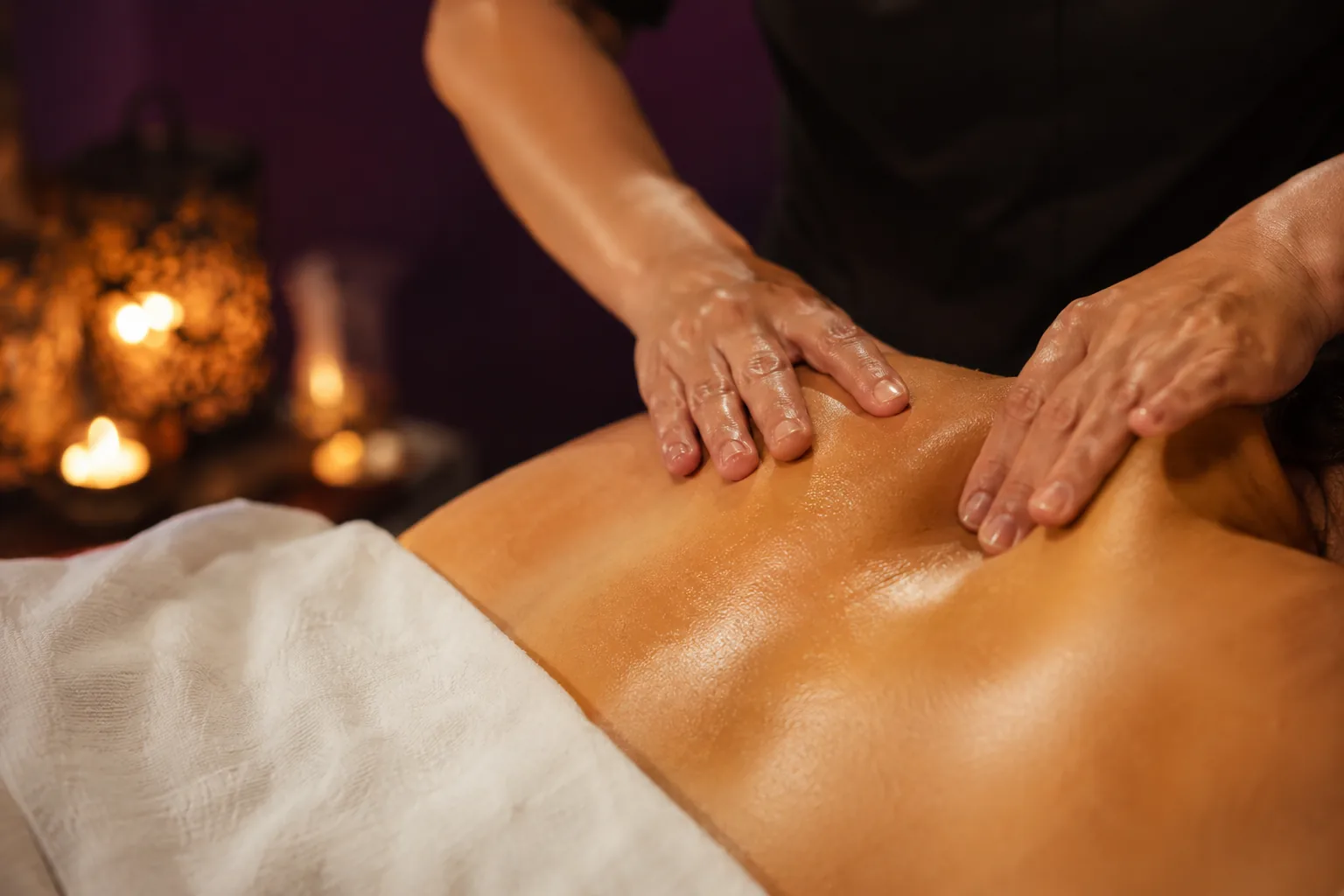 Sırt masajı uygulaması — Lila Spa, Halkalı misafirlerine hizmet veren salon